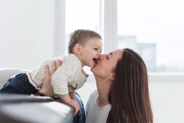 لا تقبّل طفلك على فمه