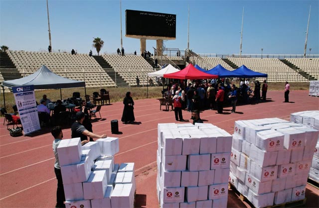 استكمال توزيع المساعدات لأبناء صيدا: بلدية صيدا و "التعاون الإنساني" توزعان 1300 سلة غذائية في الملعب البلدي