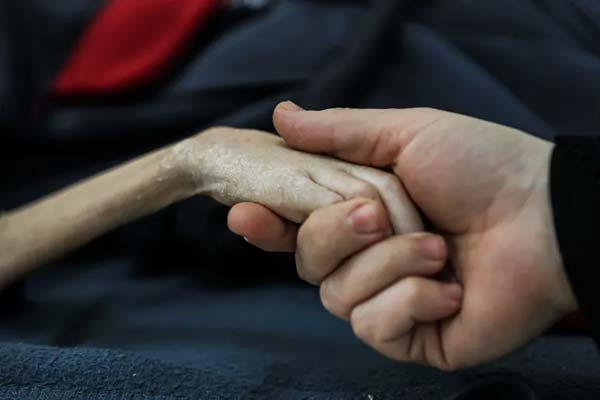 رضيعة فلسطينية تموت جوعا بين ذراعي أمها في غزة المحاصرة
