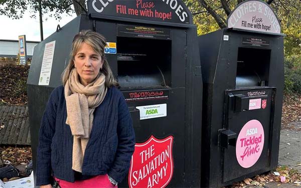 غرامة على أرملة لوضعها ملابس زوجها قرب صندوق تبرعات مكتظ