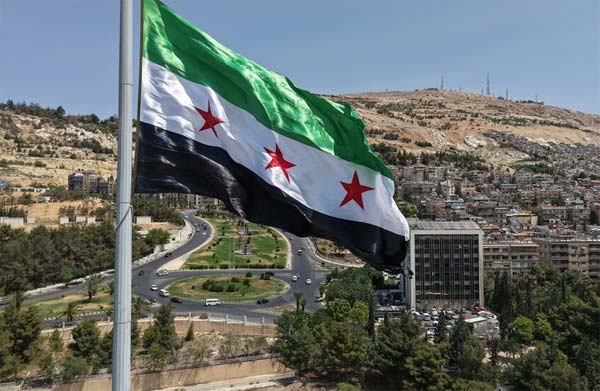 انقسام علوي على «الحلّ العسكري»: جنود الجيش السابق ينزحون إلى «قسد»!