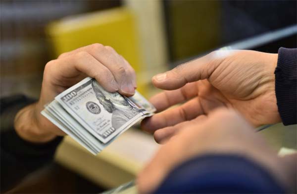 7 % عمولة على الخوف... ما علاقة الـ 100 دولار القديمة؟