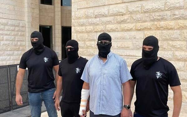 مؤتمر صحفي للجنود المتهمين بتعذيب الأسير الفلسطيني وهم يرتدون الأقنعة