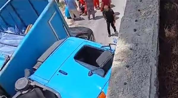 سقوط شاحنة مياه على سيارة وإصابة شخص على طريق رأس نحاش البترونية