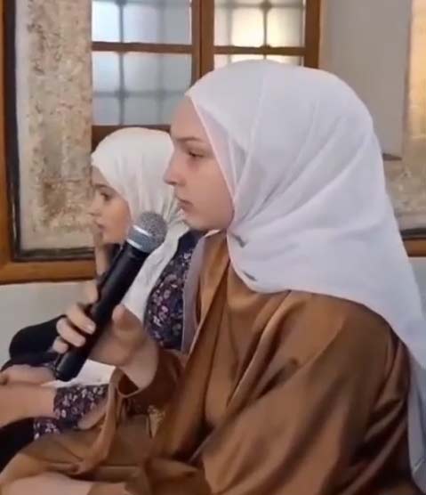 طفلة من البوسنة تقرآ سورة الهمزة بصوت جميل