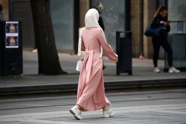 لوموند: المسلمون الفرنسيون وإكراهات الرحيل عن الوطن