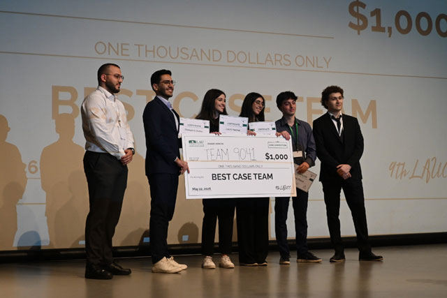 كلية الهندسة (2) تفوز بجائزة أفضل فريق في LAU Case Competition