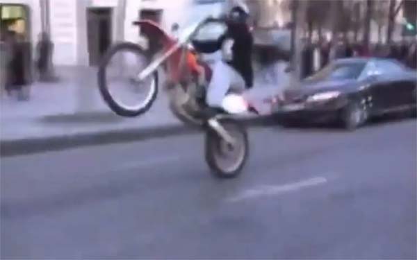 سرقة مجوهرات التاج الفرنسي: من دراجات الشانزليزيه إلى أروقة اللوفر