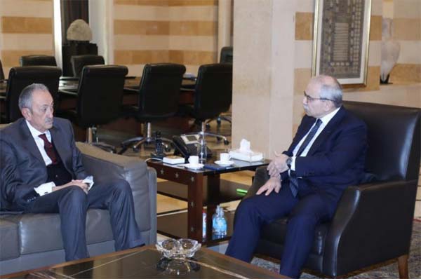 شخصية مدنية شيعية إلى جانب سيمون كرم!