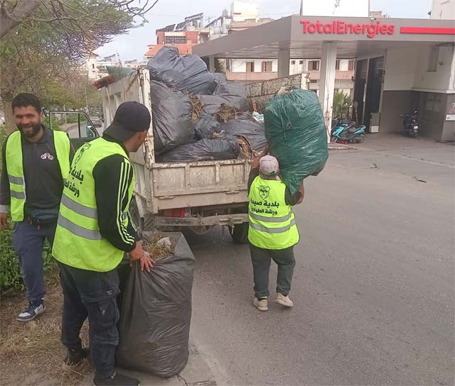 بلدية صيدا تطلق حملة شاملة لتشحيل الوسطيات وتنظيفها من النفايات