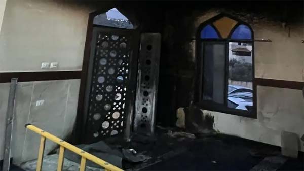 مستعمرون أحرقوا مسجدا وخطوا شعارات عنصرية غرب نابلس