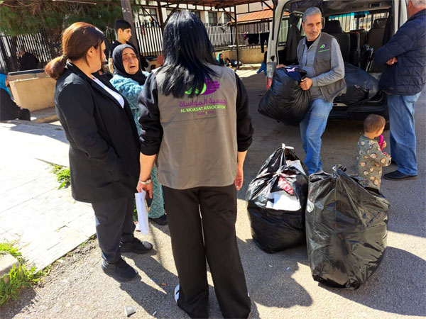 جمعية المواساة تنثر دفء العطاء وتوزّع الملابس على العائلات النازحة في مدرسة أنجليك صليبا في صيدا
