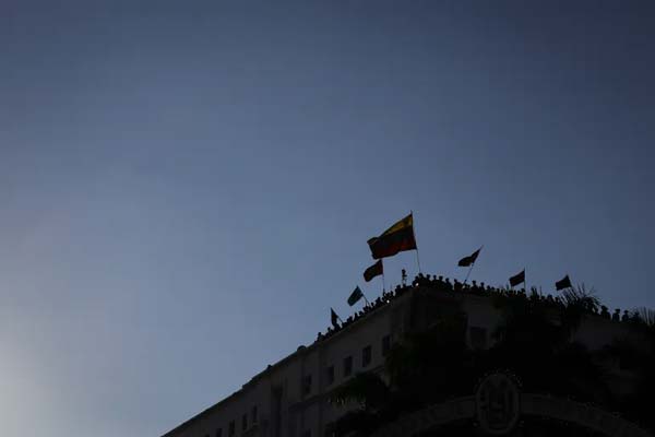 إطلاق نار قرب القصر الرئاسي في كاراكاس بعد تحليق مسيرات مجهولة 