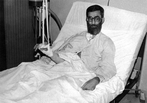 محاولة اغتيال علي الخامنئي أثناء إلقاء محاضرة في مسجد أبو ذر في طهران.. (1981م)