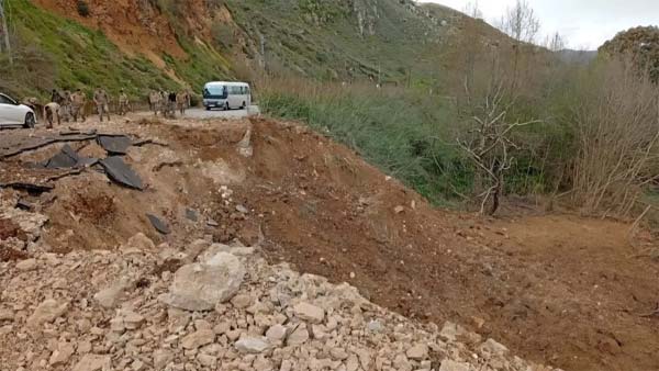 غارة على جسر الخردلي تتسبب بحفرة كبيرة تقطع الطريق