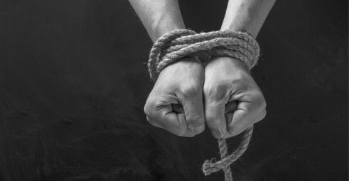 توقيف قاصر استغلّ عمله في أحد الملاعب للتحرّش بالفتيات