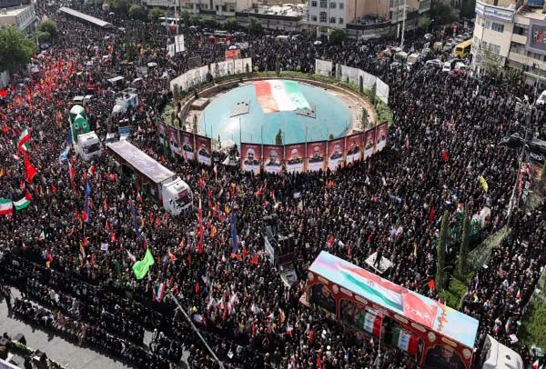 تشييع 60 من القادة العسكريين والعلماء الإيرانيين قتلوا في الحرب مع إسرائيل