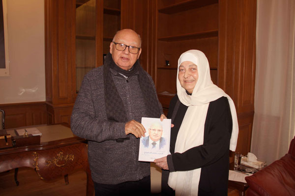 بهية الحريري تسلمت من الريس محمد السعودي كتاباً يوثق مسيرته بعنوان " صيدا حكاية حب "