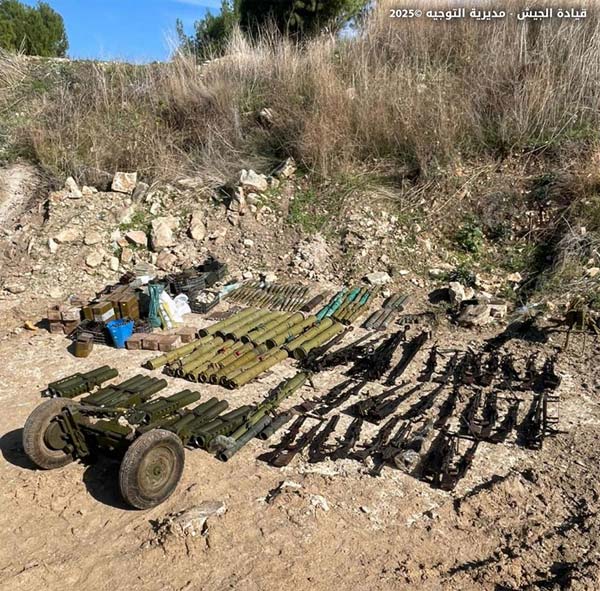 الجيش تسلم كمية من السلاح الفلسطيني من مخيم عين الحلوة