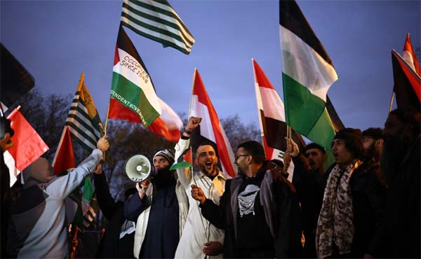 احتجاجات واعتقالات في مباراة أستون فيلا ومكابي تل أبيب وسط هتافات "الموت لجيش الاحتلال"