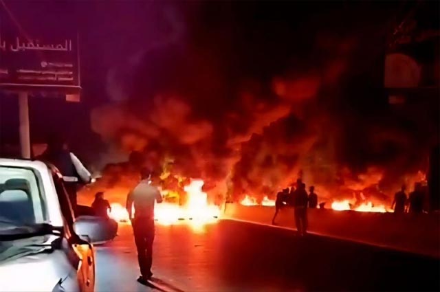 قطع بعض الطرقات ليلاً من قبل مناصري الموقوفين الإسلاميين رفضا لصيغة اقتراح قانون العفو
