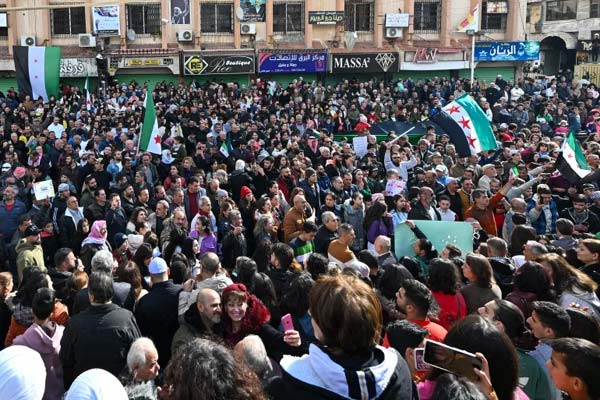 آلاف السوريين يتوافدون على الميادين احتفاء بانتصار الثورة