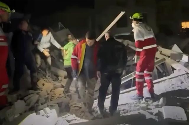 قتلى في هجمات على طهران وقم وصواريخ عنقودية تضرب إسرائيل