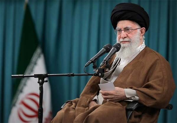 خامنئي يتوعّد بـ«عقاب قاسٍ»