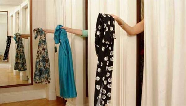 غرف تبديل الملابس المشتركة تجذب المتحرشين وتعرض النساء والفتيات للخطر 