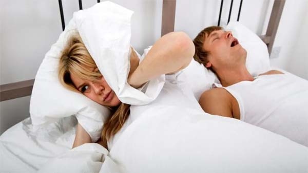 كيف يمكن للأزواج "تحصين" علاقتهم الحميمة ضد الشخير؟