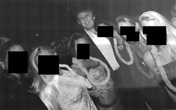 فضائح ترامب مستمرة... صور جديدة من ملفات إبستين تُظهر ترامب محاطًا بنساء…  