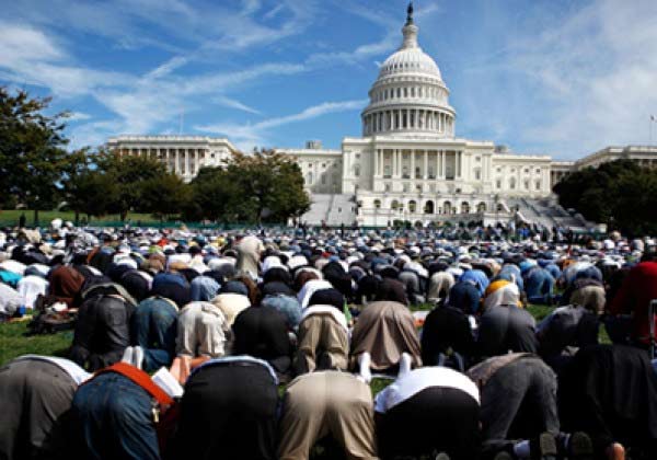 كاتب إسرائيلي: "ما الذي يدفع الأمريكيين لاعتناق الإسلام؟".