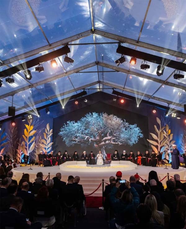 خرّيج من الجامعة اللبنانية ينفّذ ويصمم خيمة "حوار الأديان"