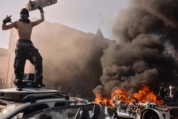 ما طبيعة الصدام القائم بين ترامب وكاليفورنيا وهل يهدد وحدة الولايات المتحدة؟