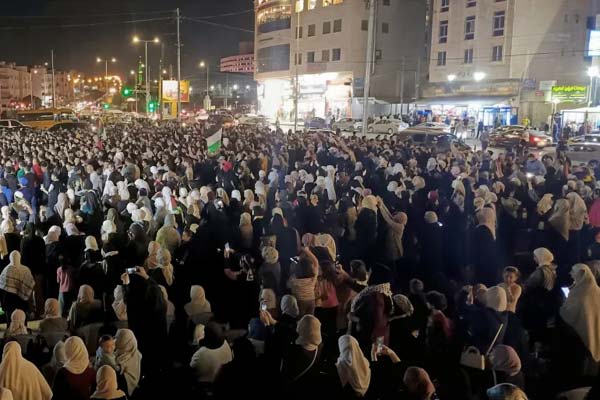 آلاف الأردنيين يحتشدون في "عرس الشهيدين" قواس وأبو غزالة