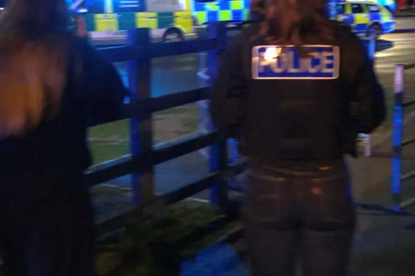 اعتقال رجلين بعد طعن عدة أشخاص داخل قطار في بريطانيا