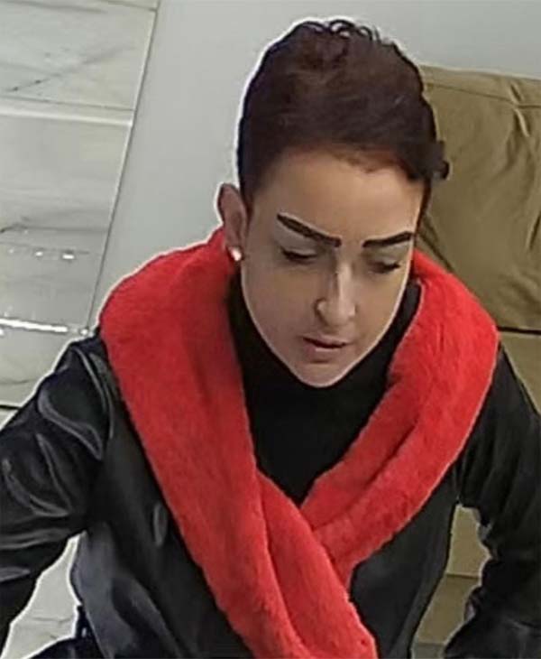 تعميم صورة سيّدة مجهولة الهويّة سرقت قطعة من الذهب من داخل محل للمجوهرات، هل تعرفون أي معلومات عنها؟ (صورة + فيديو)