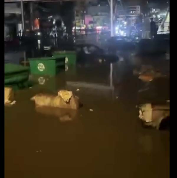 فرق وزارة الاشغال تدخلت لمعالجة التجمعات المائية في منطقة الرحاب