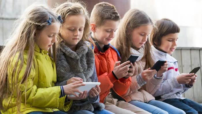 دراسة: مواقع التواصل لا تؤثر على تفاعل المراهقين مع عائلاتهم
