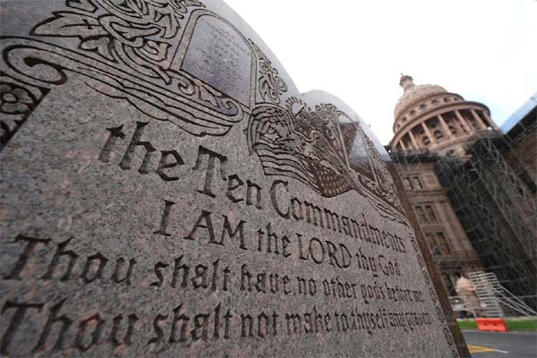 قاضٍ فيدرالي يأمر مدارس عامة في تكساس بإزالة ملصقات الوصايا العشر 