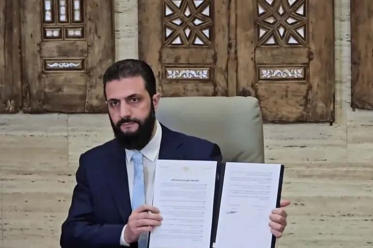 الشرع يوقع اتفاقا لوقف إطلاق النار مع قسد ودمجها بالجيش السوري