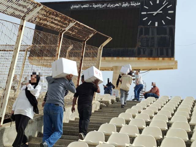انطلاق عملية توزيع المساعدات لأبناء صيدا في مدينة الرئيس رفيق الحريري الرياضية