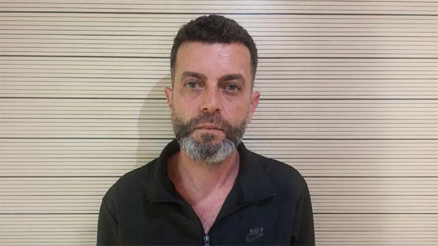 أوهم ضحاياه بتأشيرات سفر إلى أوروبا وسلب أحدهم 21.000 دولار... فهل وقعتم ضحية أعماله؟