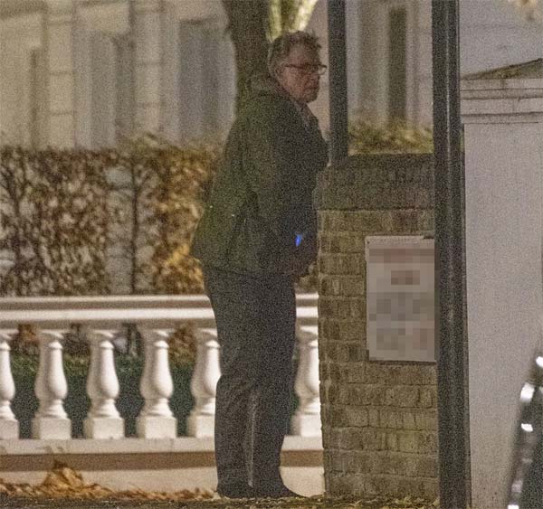 سفير سابق يتبول في الشارع..  