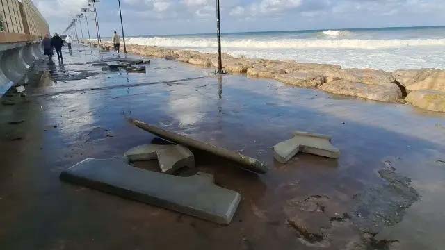 العاصفة تكسر معظم المقاعد الاسمنتية في ممشى هواة الرياضة في الواجهة البحرية لملعب صيدا البلدي