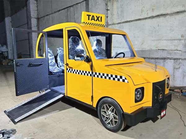 إطلاق أول تاكسي ذكي كهربائي يعمل بالطاقة الشمسية صُنع في لبنان