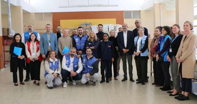 زيارة المنسق المقيم للأمم المتحدة وممثلي وكالات الأمم المتحدة إلى أحد مراكز الإيواء التابعة للأونروا الذي يعتمد النهج الجامع