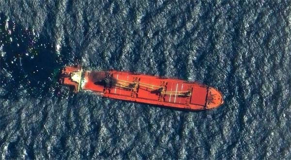 إنقاذ 5 من أفراد طاقم سفينة شحن تعرضت لهجوم في البحر الأحمر