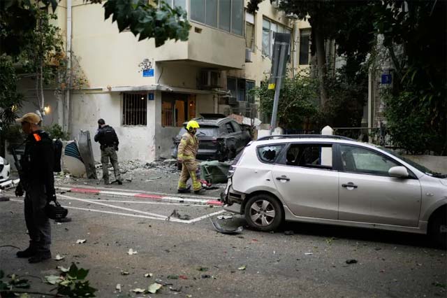 3 دفعات صاروخية تضرب إسرائيل وغارات واسعة على طهران