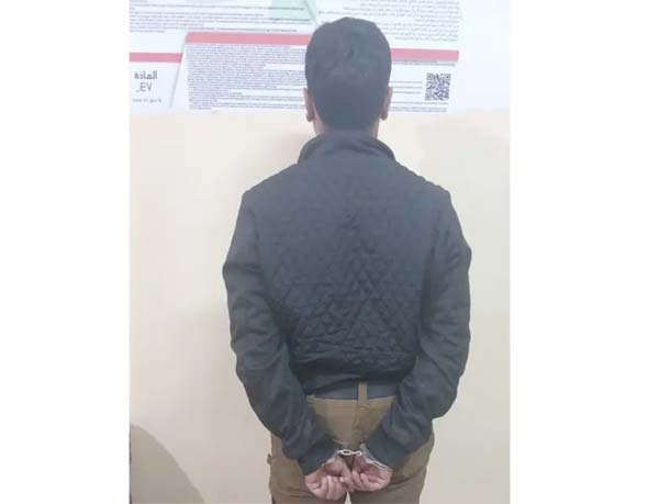 توقيف موظف أمن سرق مسدّسًا من سيّارة مركونة في موقف